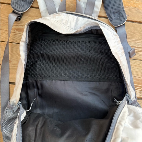 pink vs backpack - Picture 5 of 5